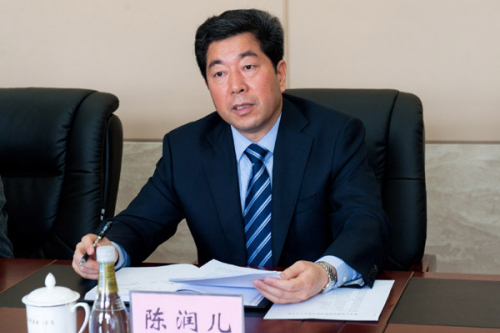 陈润儿主持省政府常务会 研究扶贫开发问题整改